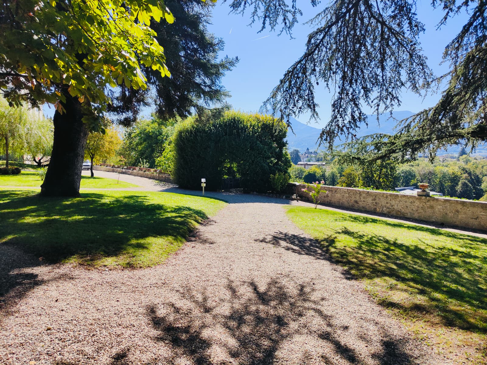 Parc du château avec vue panoramique sur les Alpes