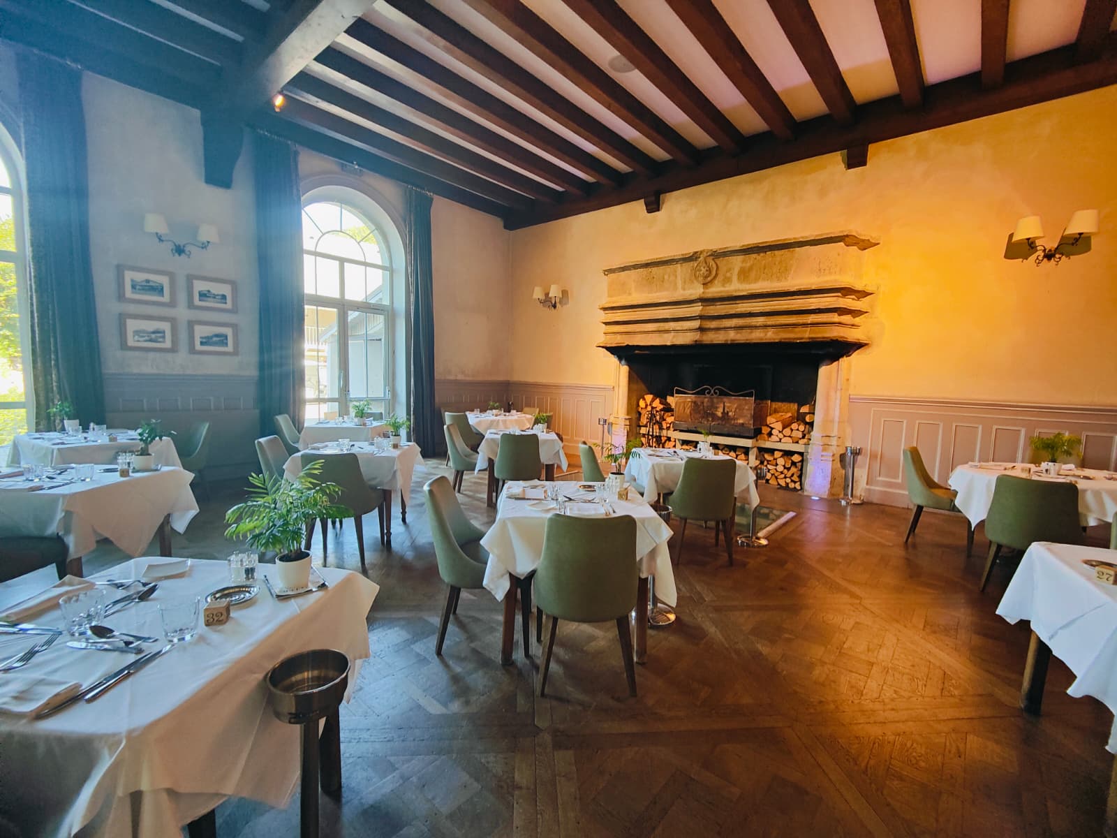 Grande salle de réception avec cheminée et parquet